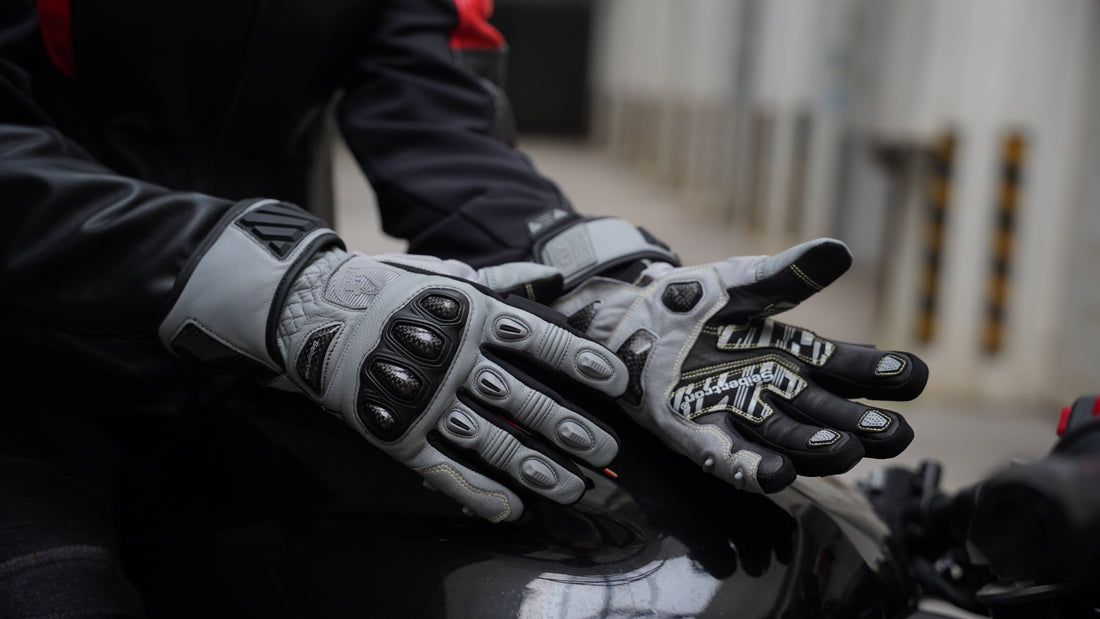 What kind of gloves are recommended during extremely cold weather?